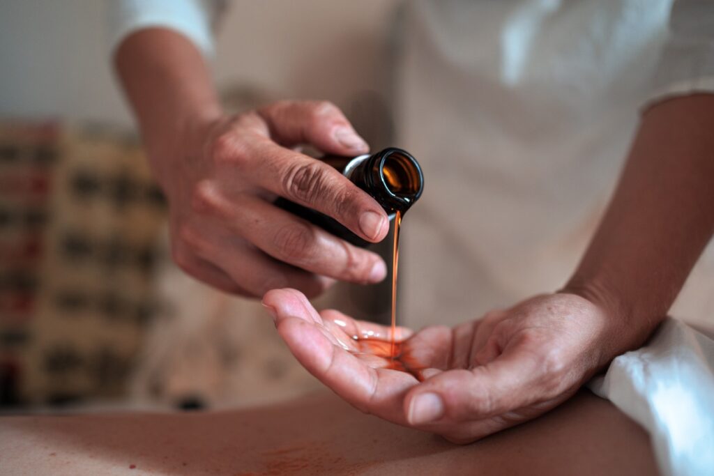 sapienti_mani_per_trattamenti_ayurvedici (Large)