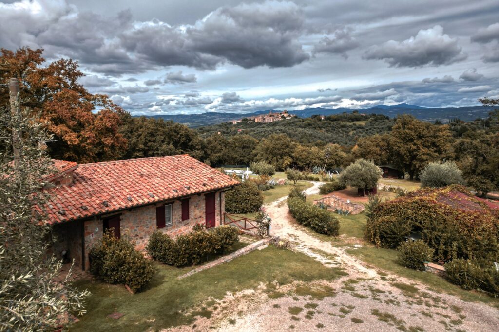 una_delle_case_in_pietra_e_vista_su_Montemerano (Large)